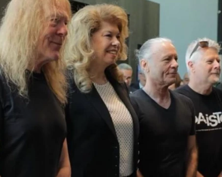 Президентът Йотова се срещна с музикантите от Iron Maiden