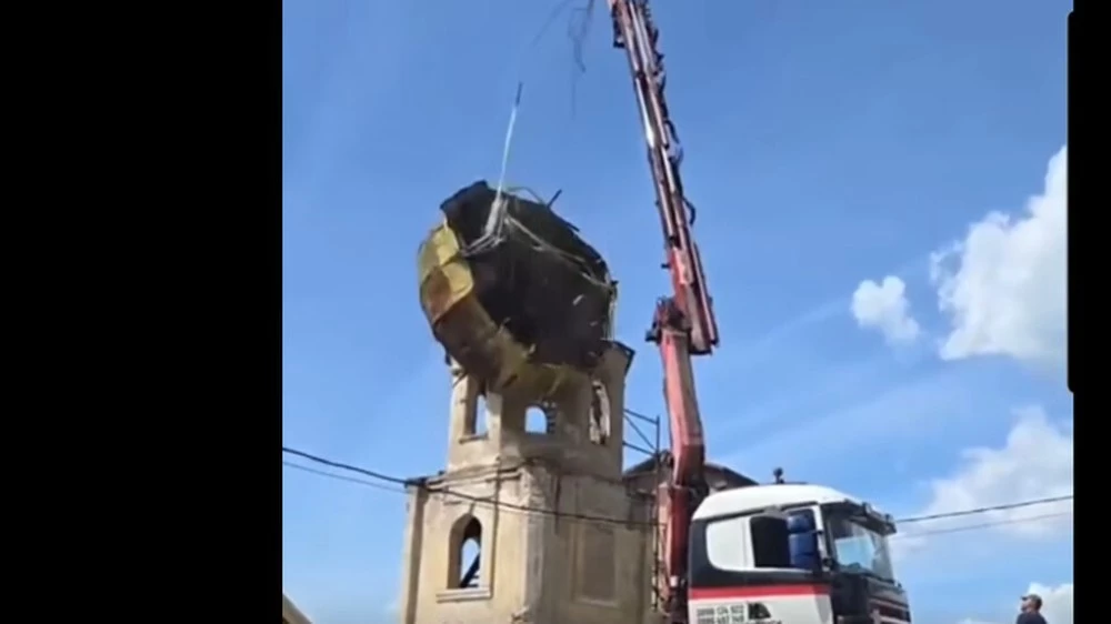 Кран изпусна купола на храм в софийско село