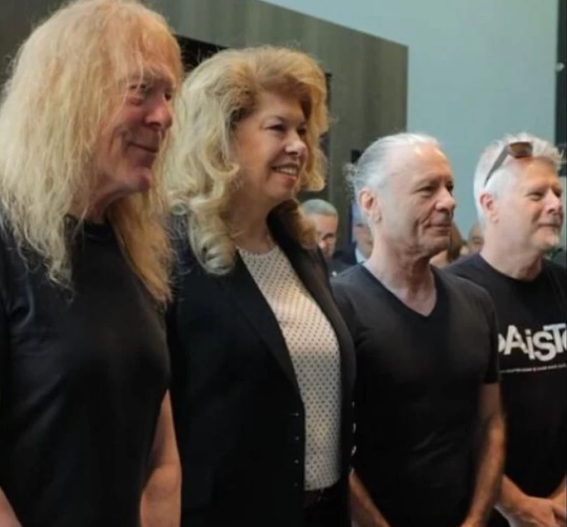 Президентът Йотова се срещна с музикантите от Iron Maiden