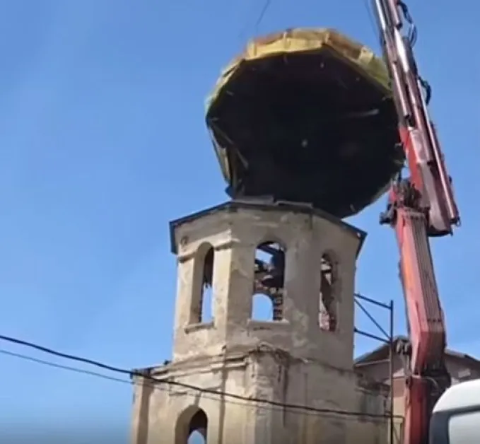 ВИДЕО: Куполът на 169-годишна църква се сгромоляса и се разби на парчета