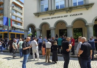 Десетки души се събраха в подкрепа на кмета на Кърджали