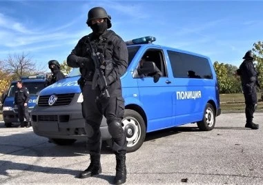Тече масирана полицейска акция в офиса на КУБ във Варна