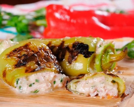 Бързи, лесни и вкусни пълнени чушки с шунка и кашкавал