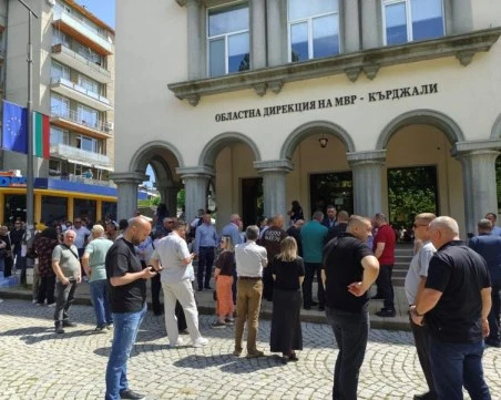 Десетки души се събраха в подкрепа на кмета на Кърджали