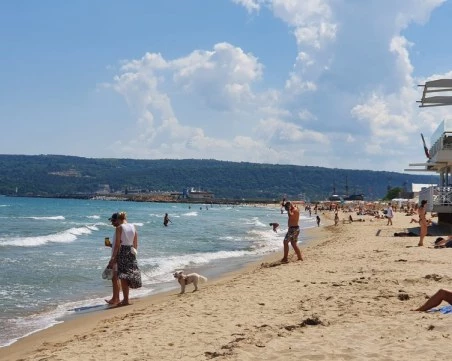 Изследват морската вода във Варна заради изтичане на фекални води от хотел