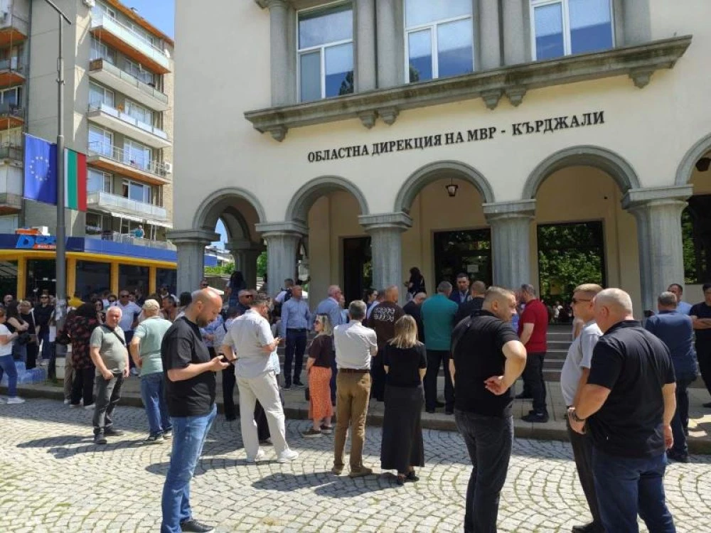 Десетки души се събраха в подкрепа на кмета на Кърджали