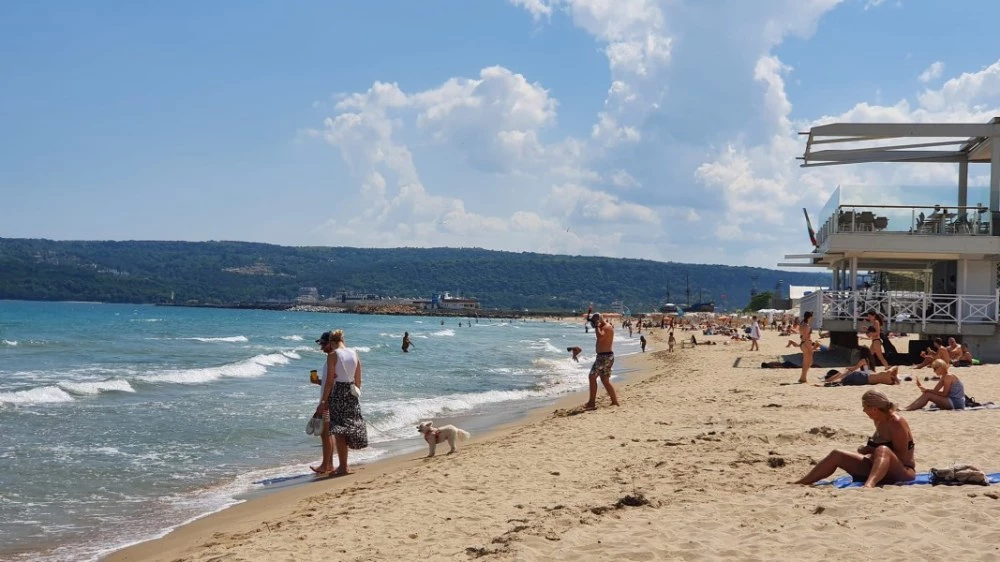 Изследват морската вода във Варна заради изтичане на фекални води от хотел