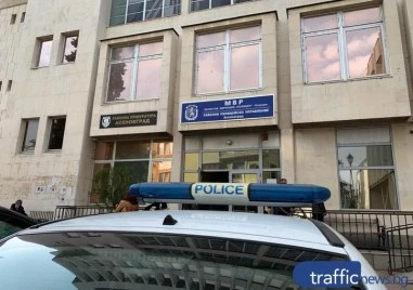 18-годишен вдигна скандал пред заведение в Асеновград, бута каси с бутлики заради отказ за водка