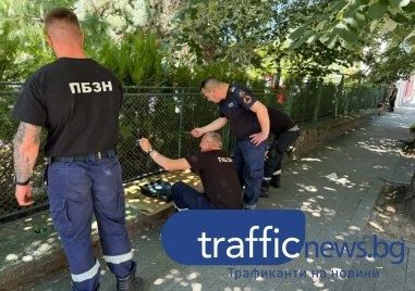 С усмивки и четки вместо сирени: Пловдивски пожарникари сами освежиха оградата на сградата си