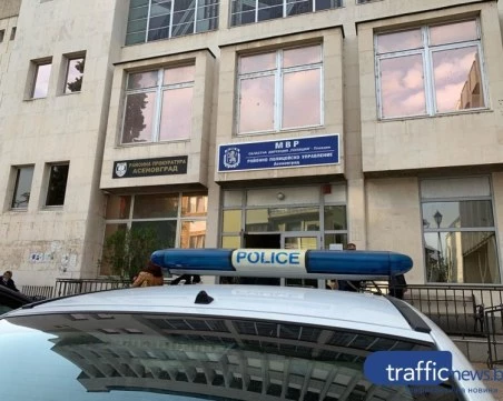 18-годишен вдигна скандал пред заведение в Асеновград, бута каси с бутлики заради отказ за водка