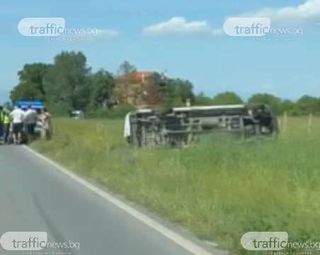 Инцидент край Криичим, бус се преобърна в крайпътна нива ВИДЕО
