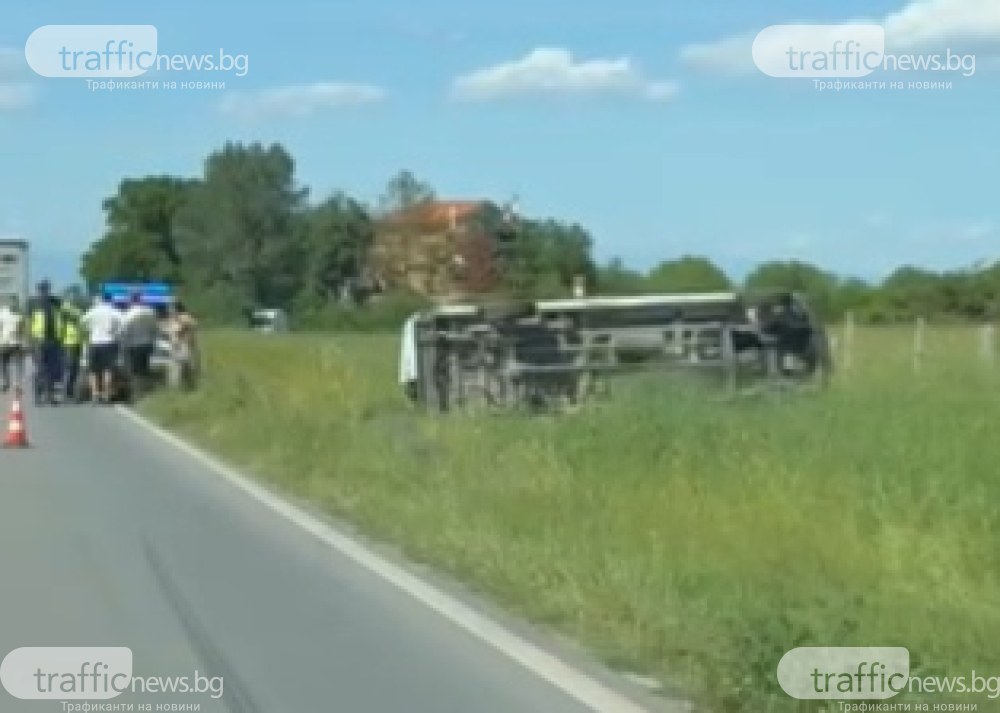 Инцидент край Криичим, бус се преобърна в крайпътна нива ВИДЕО