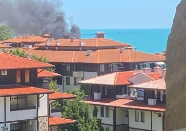 Голям пожар избухна край хотелски комплекс в Свети Влас