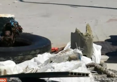 Гуми, въжета и керамични отпадъци извадиха водолази от морето край „Света Анастасия
