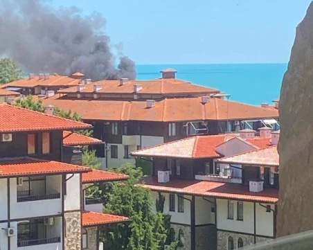 Голям пожар избухна край хотелски комплекс в Свети Влас