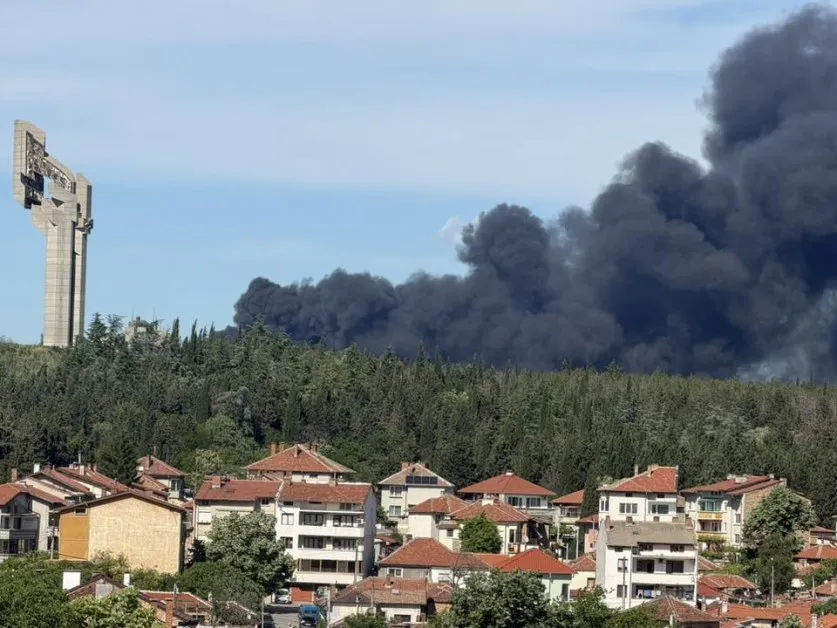 Огромен пожар в склад край Стара Загора, четири екипа се борят с огъня СНИМКИ