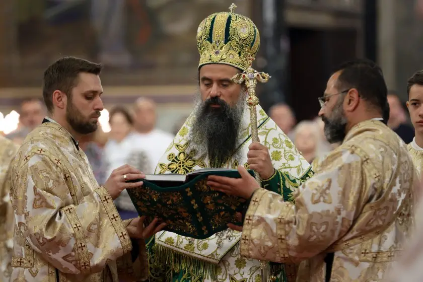 Патриарх Даниил на Петдесетница: Нека живеем достойно и благодарим на Бога