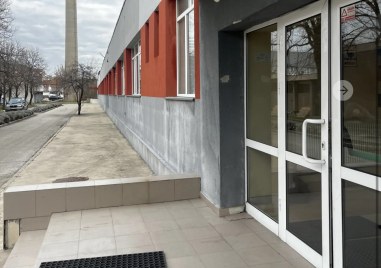 Родители с жалби заради закриване на паралелка и увеличение на такси в частна гимназия – ръководството: Търсим решение