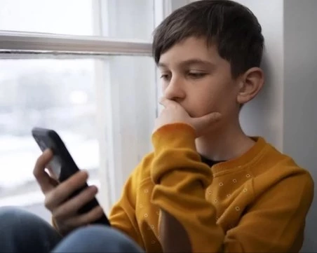 Полша въвежда забрана за смартфони в училищата