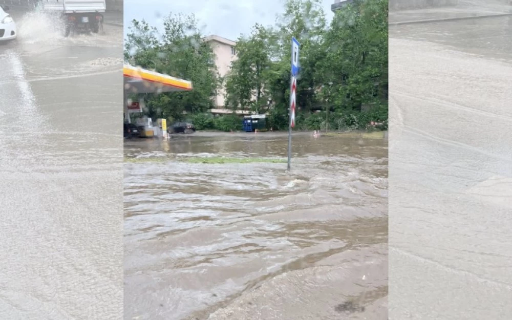 Порой в Казанлък, улиците се превърнха в реки