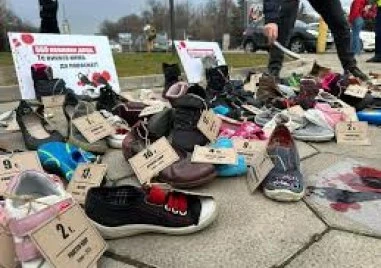 Изложбата Тихи гласове показва войната през очите на украински деца, загинали при бомбандировки