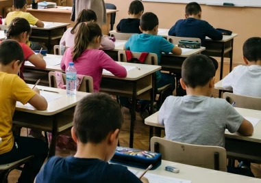 Мини матурата в Пловдив приключи: Учениците положиха изпит, макар сигналите за бомба в Кричим