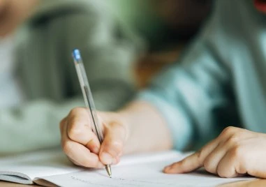 Над 55 000 четвъртокласници се явяват на матура днес