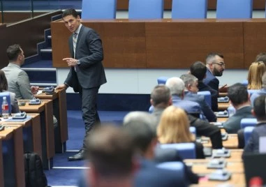 След обявения от финансовия министър дефицит от 7,4% - какви са реакциите в парламента