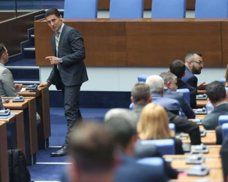 След обявения от финансовия министър дефицит от 7,4% - какви са реакциите в парламента