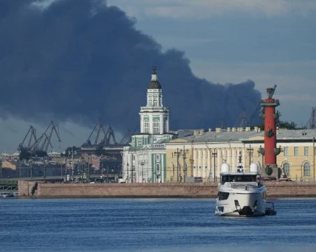 Украйна удари петролен терминал в Санкт Петербург
