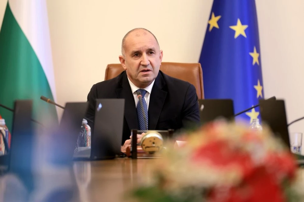 Радев: Няма да намаляваме пенсиите и цент или да режем майчинството