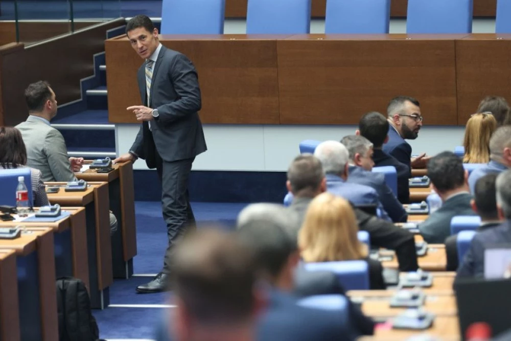 След обявения от финансовия министър дефицит от 7,4% - какви са реакциите в парламента