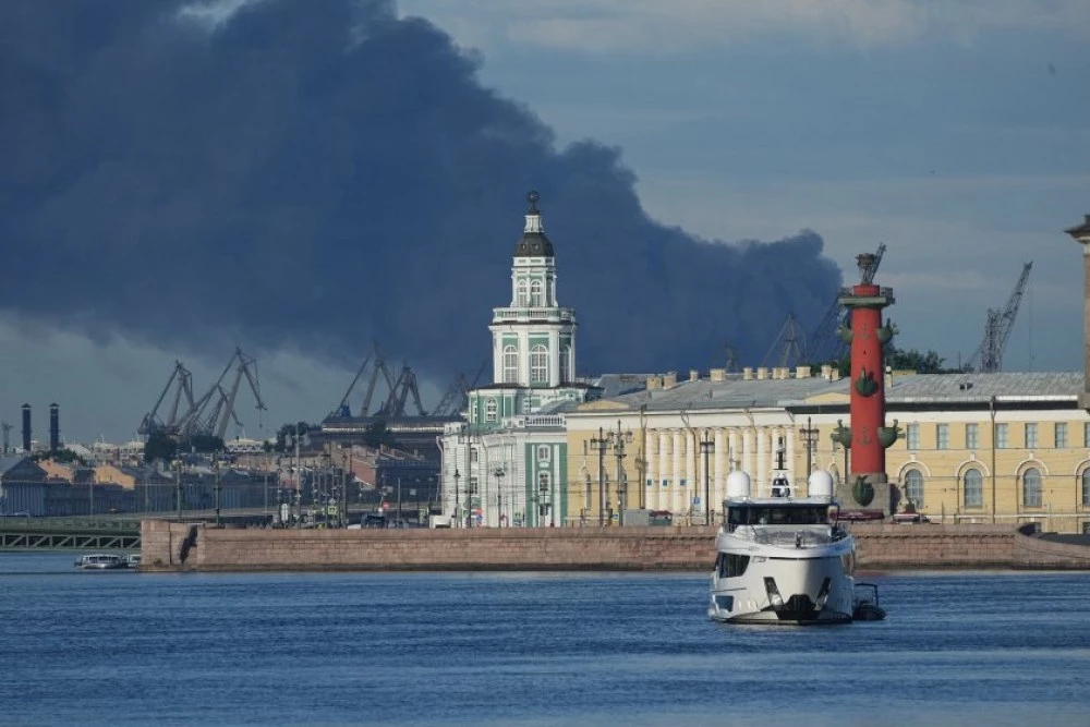 Украйна удари петролен терминал в Санкт Петербург