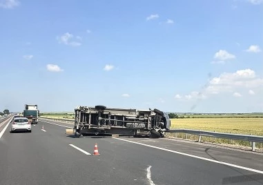 Катастрофа между бус и лек автомобил е станала на автомагистрала
