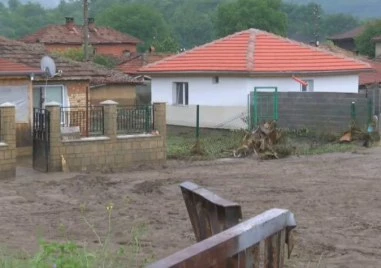 След наводнението в село Тича: Доброволци се включват в разчистването на селото