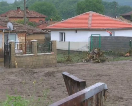 След наводнението в село Тича: Доброволци се включват в разчистването на селото