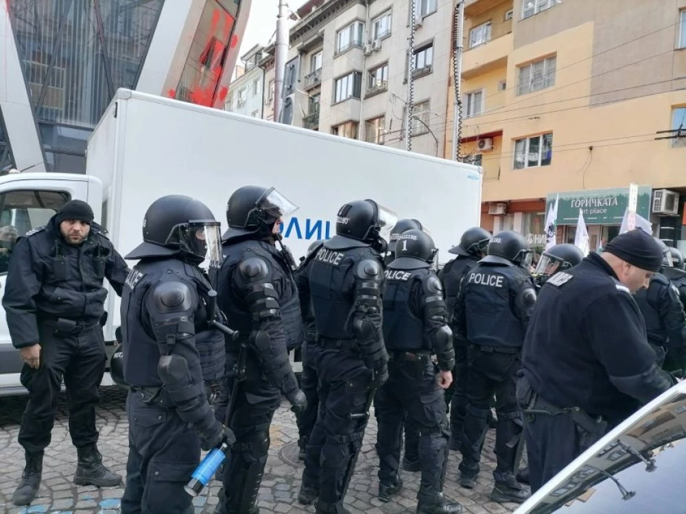 Много вождове, малко индианци: какво показват празните щатове в МВР?