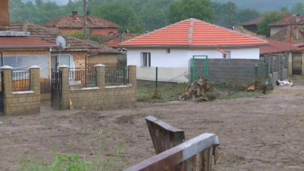 След наводнението в село Тича: Доброволци се включват в разчистването на селото