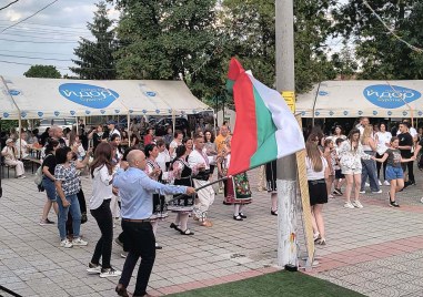 Царацово в празничен ритъм: Селото отбеляза вековен юбилей на читалището си с буйни хора и борби