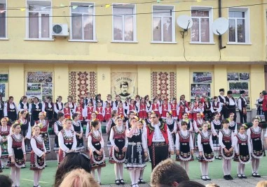 Царацово в празничен ритъм: Селото отбеляза вековен юбилей на читалището си с буйни хора и борби