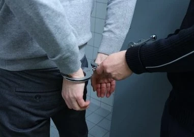 Мъж в неадекватно състояние заплаши с нож кондукторката на автобус