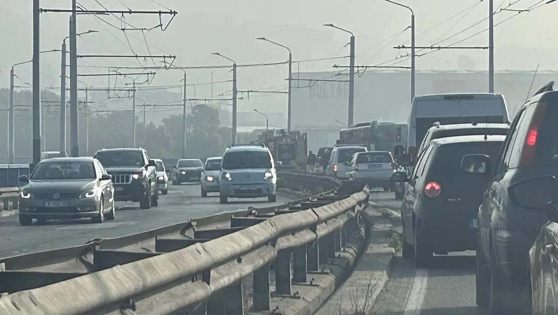 Автобус се запали на Аспаруховия мост във Варна СНИМКИ