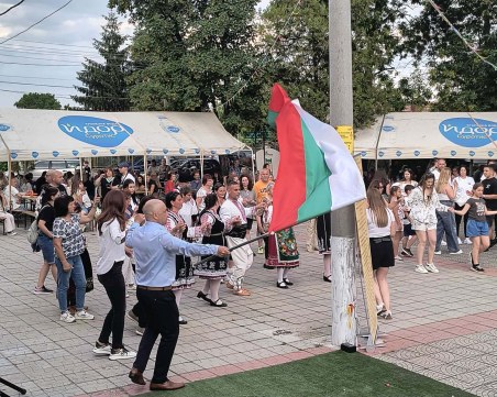 Царацово в празничен ритъм: Селото отбеляза вековен юбилей на читалището си с буйни хора и борби