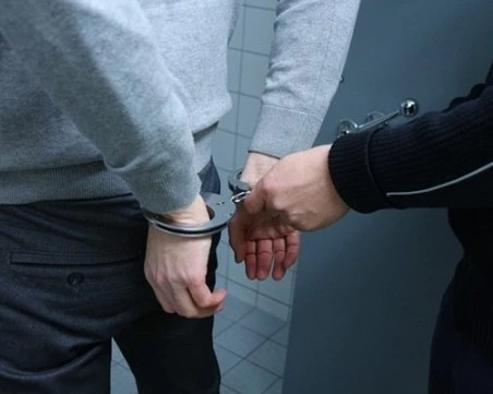 Задържаха мъж, заплашил с нож кондукторка и пътници в автобус в Бургас