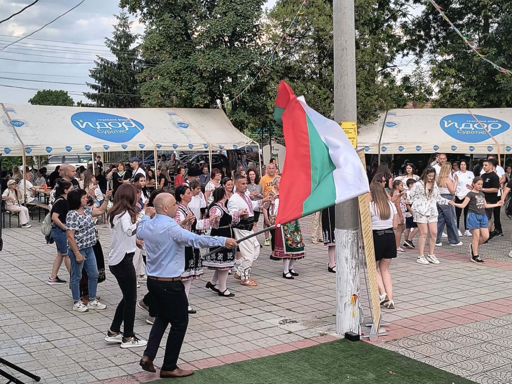 Царацово в празничен ритъм: Селото отбеляза вековен юбилей на читалището си с буйни хора и борби