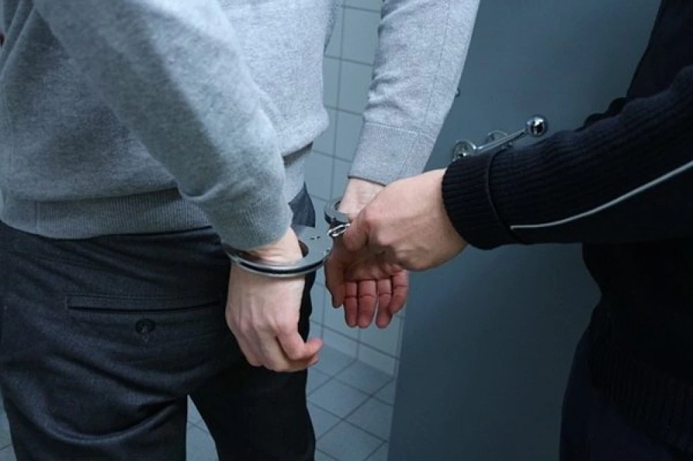 Задържаха мъж, заплашил с нож кондукторка и пътници в автобус в Бургас