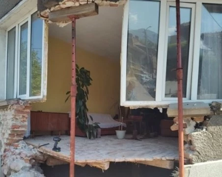 Младежът, който загина след удар в къща в Дупница, е карал без книжка