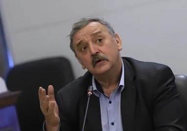Проф. Кантарджиев: Не пускайте децата в неокосените треви