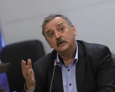 Проф. Кантарджиев: Не пускайте децата в неокосените треви