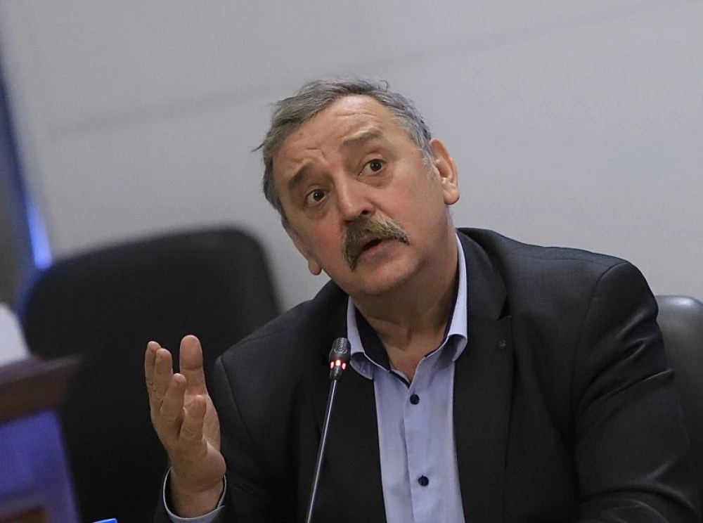 Проф. Кантарджиев: Не пускайте децата в неокосените треви